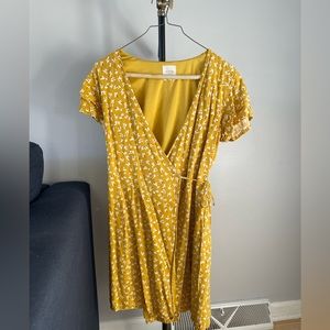 Size M yellow floral pattern wrap mini dress